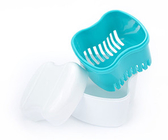 Une brosse plus propre de dentier propre de soin et une tasse de cas de Bath de dentier de boîte de support d'arrêtoir