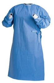 Robes médicales jetables non tissées du niveau 4 d'Aami Pb70 dans la clinique d'hôpital