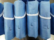 Basse résistance à l'eau de Linting de robes médicales jetables bleues pour la salle d'opération